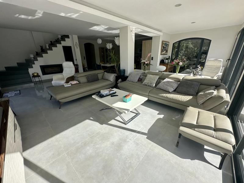 Propriété - 270 m² - 6 pièces