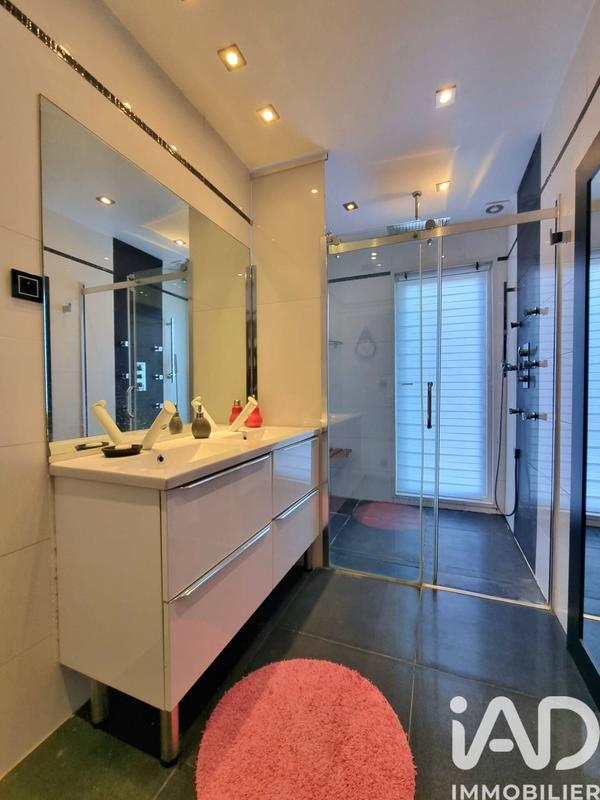 Maison - 249 m² - 9 pièces