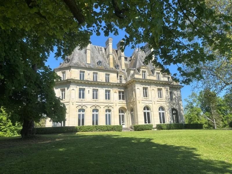 Manoir - 5 900 m² - 85 pièces