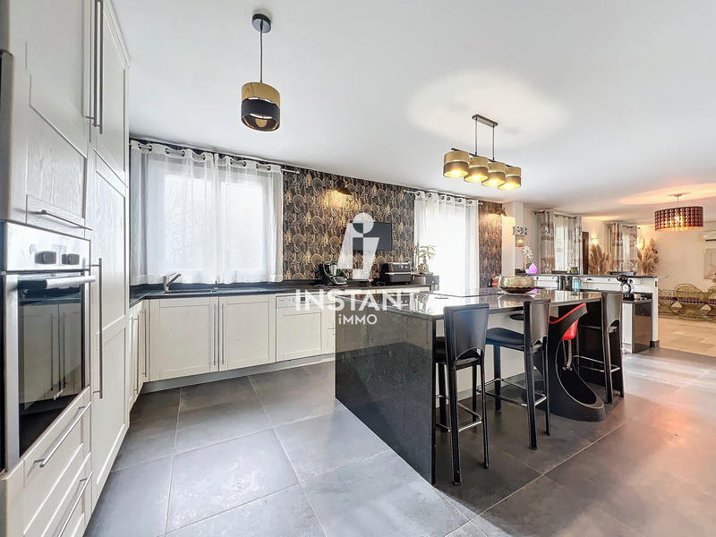 Maison - 210 m² - 9 pièces