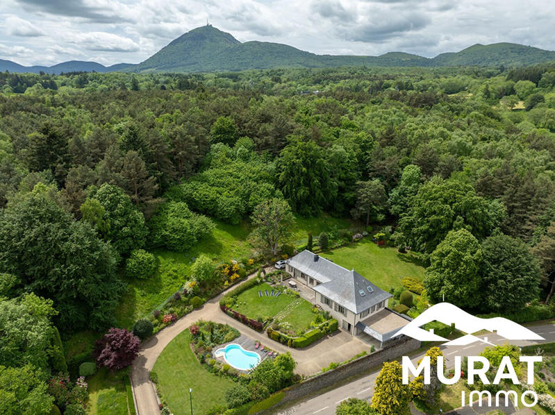 Maison - 242 m² - 9 pièces