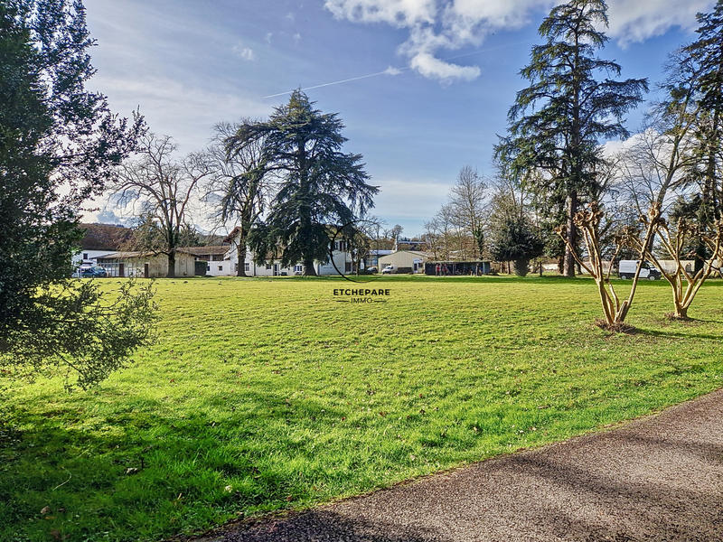 Propriété - 1 200 m² - 50 pièces