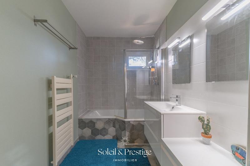 Maison - 180 m² - 9 pièces