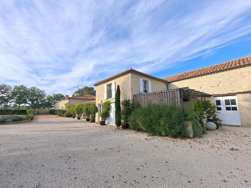 Maison - 557 m² - 16 pièces