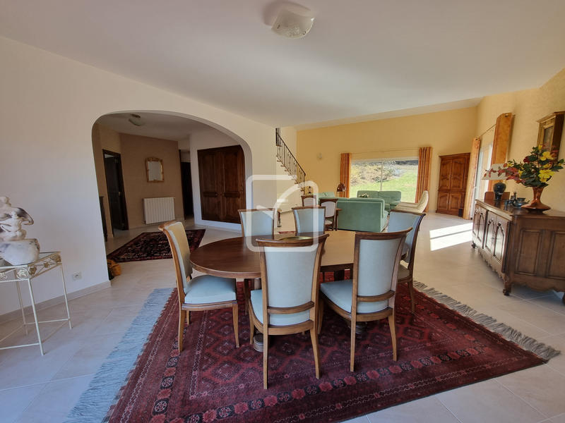 Propriété - 217 m² - 6 pièces