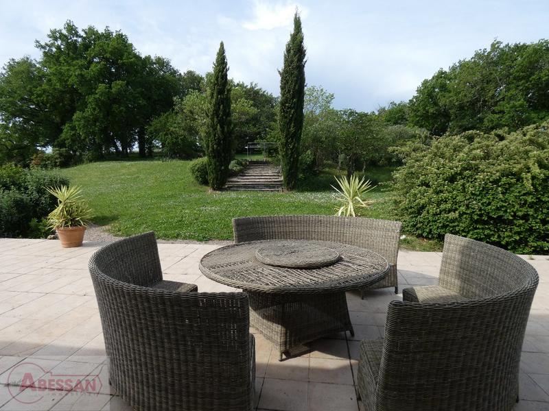 Propriété - 320 m² - 15 pièces