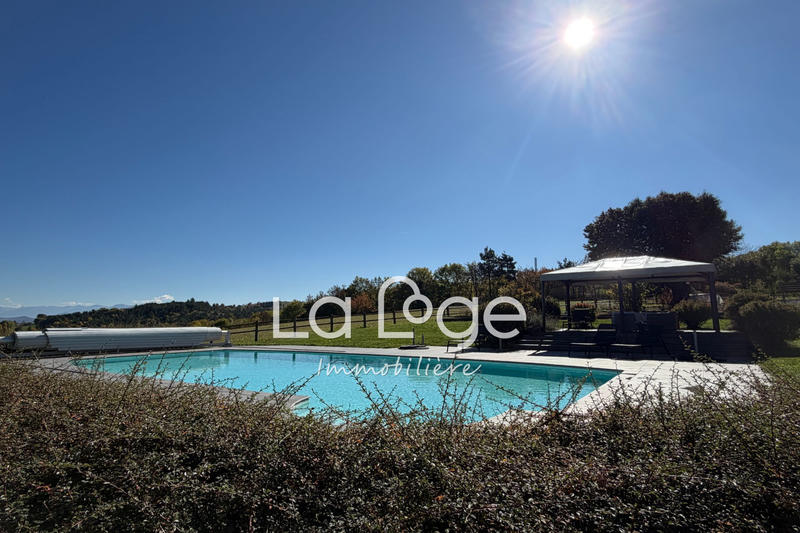 Maison - 6 360 m² - 10 pièces