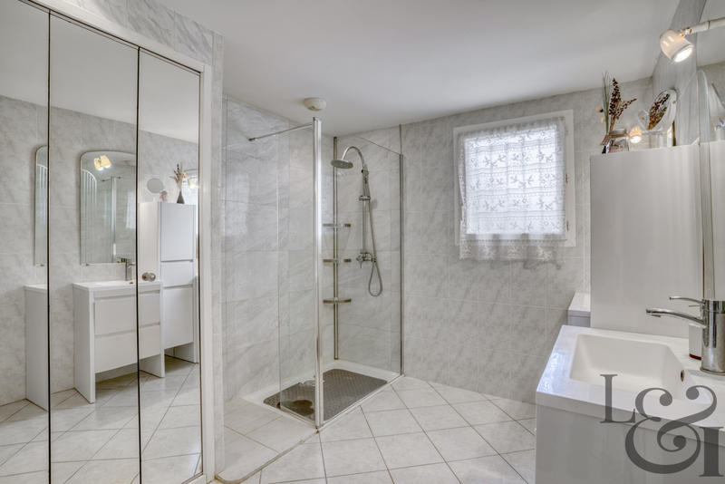 Maison - 240 m² - 11 pièces