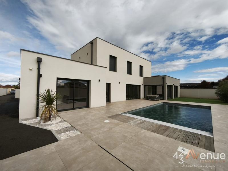 Maison - 229 m² - 5 pièces