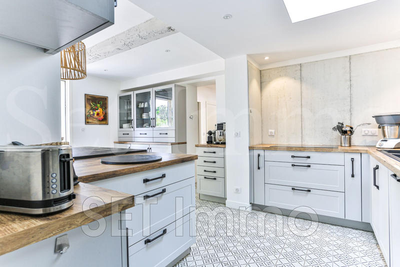 Maison - 210 m² - 7 pièces