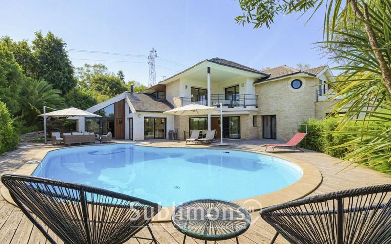 Maison - 240 m² - 9 pièces