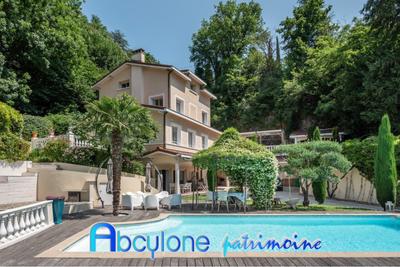 Maison - 335 m² - 8 pièces