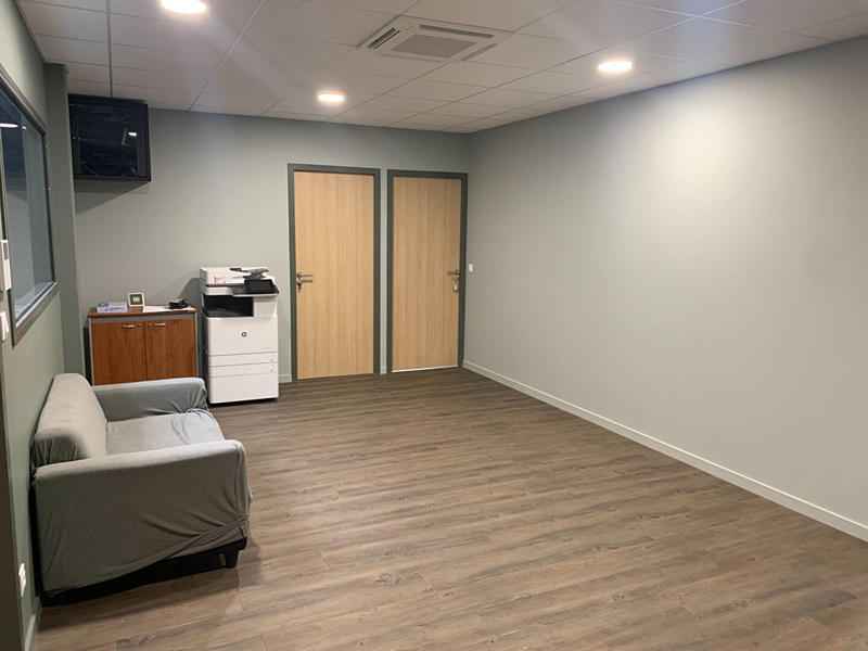 Local d'activité / Entrepôt - 360 m² - 6 pièces