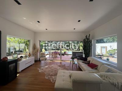 Maison traditionnelle - 270 m² - 9 pièces