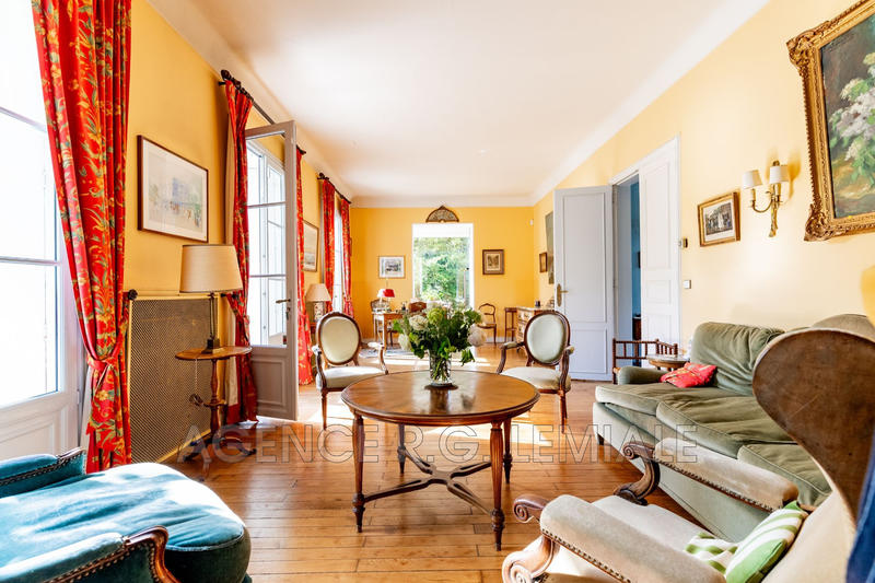 Maison - 300 m² - 12 pièces