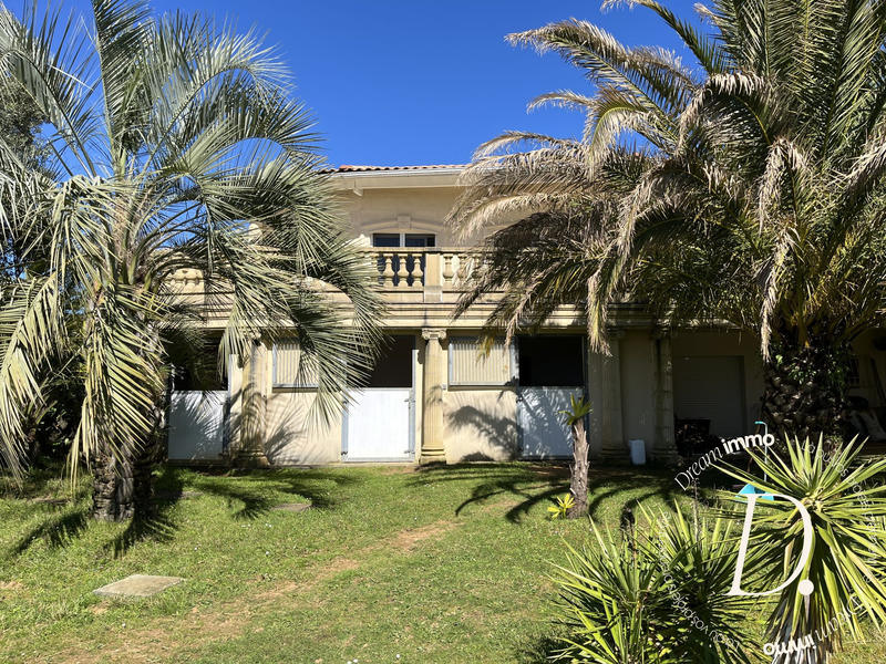 Maison - 238 m² - 8 pièces