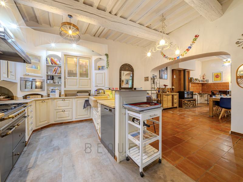 Maison - 360 m² - 10 pièces