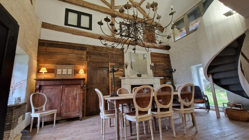 Maison - 270 m² - 8 pièces