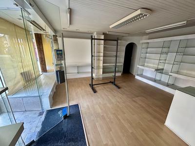 Local commercial - 130 m² - 4 pièces