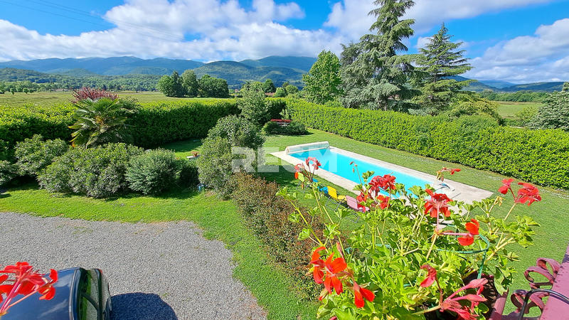 Maison - 240 m² - 8 pièces