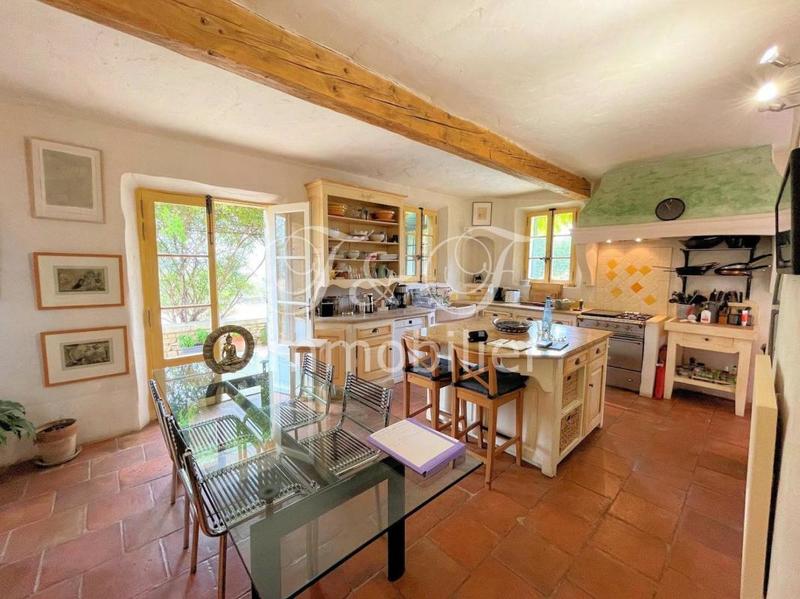 Propriété - 190 m² - 6 pièces