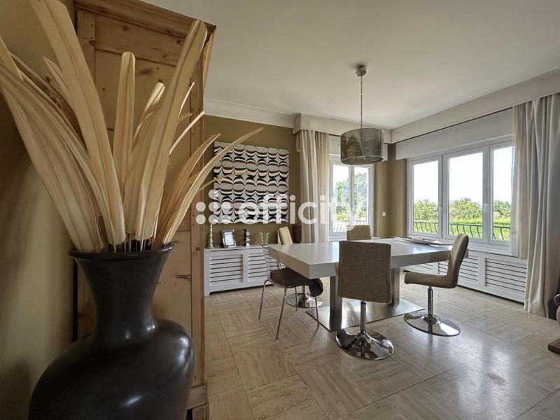 Maison traditionnelle - 270 m² - 9 pièces