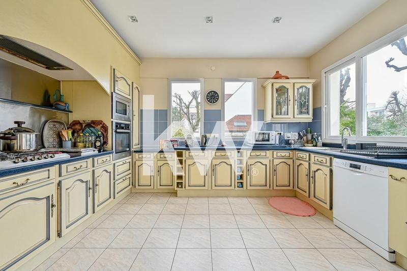 Maison - 230 m² - 8 pièces