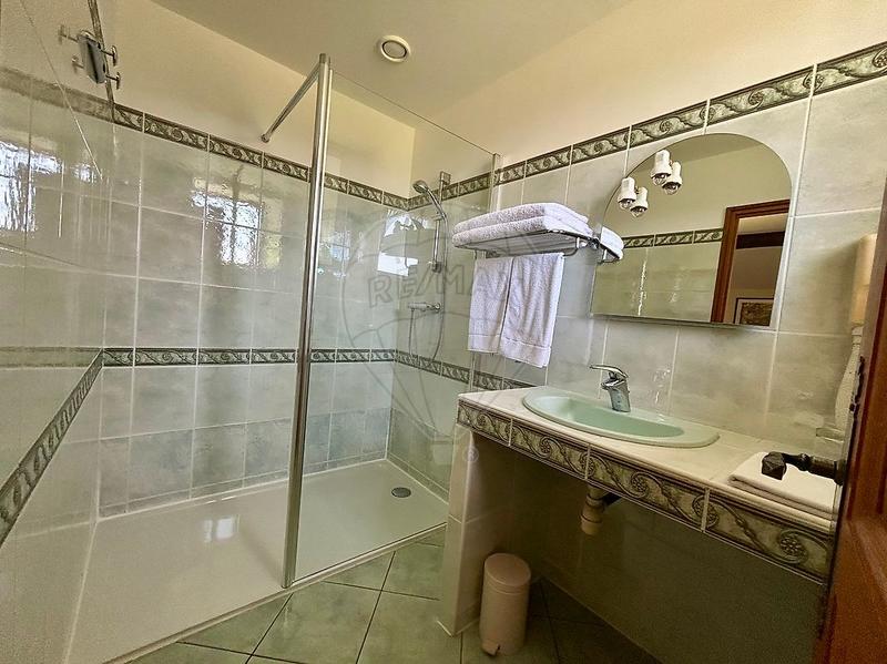 Hôtellerie / Restauration - 1 300 m² - 17 pièces