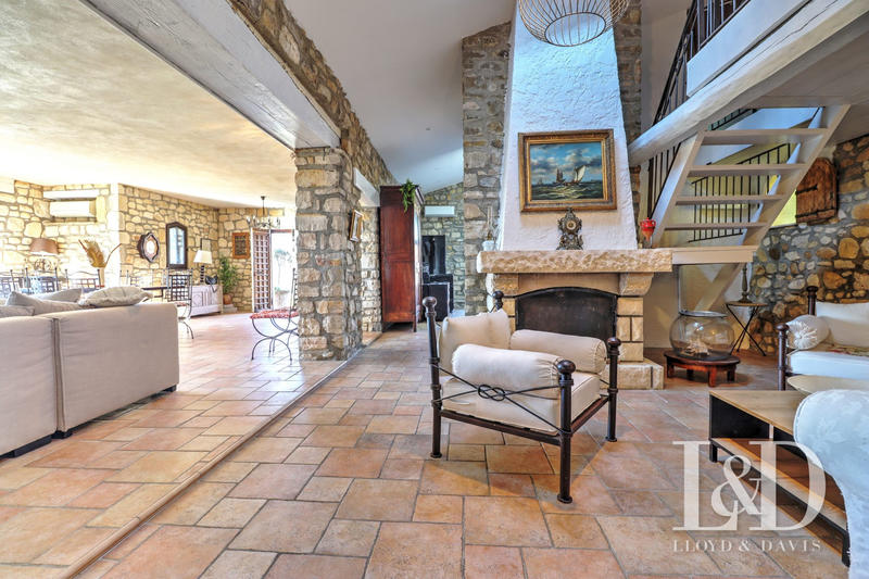 Mas - 233 m² - 8 pièces