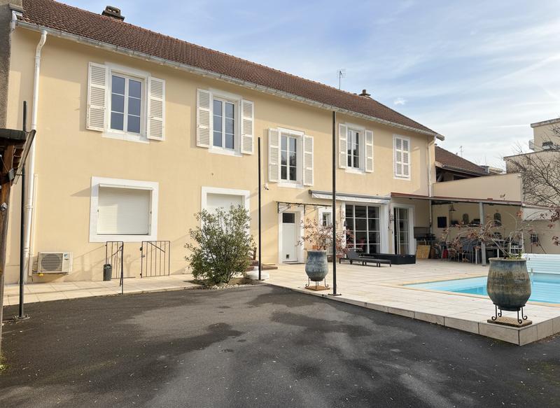 Maison - 265 m² - 9 pièces