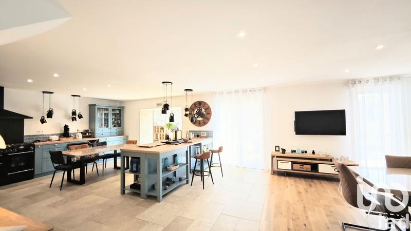 Maison - 240 m² - 10 pièces