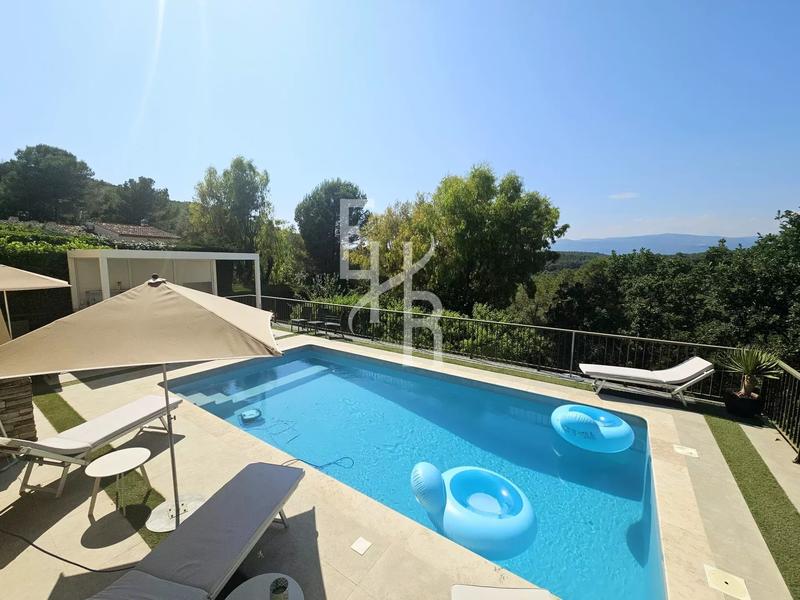 Villa - 255 m² - 8 pièces