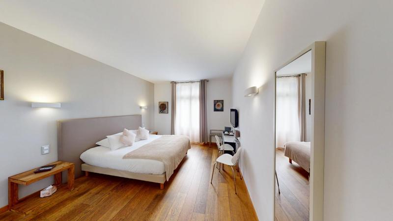 Maison - 1 000 m² - 16 pièces