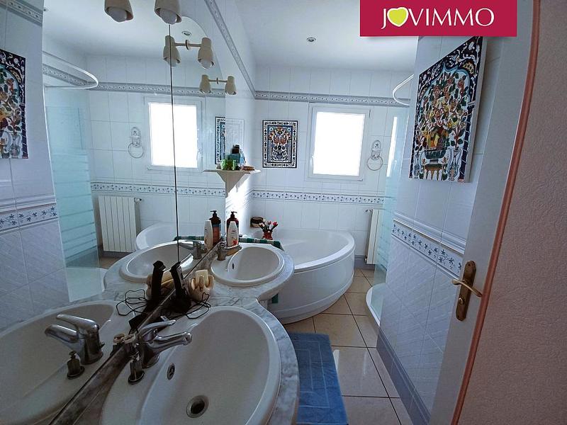 Maison - 210 m² - 9 pièces