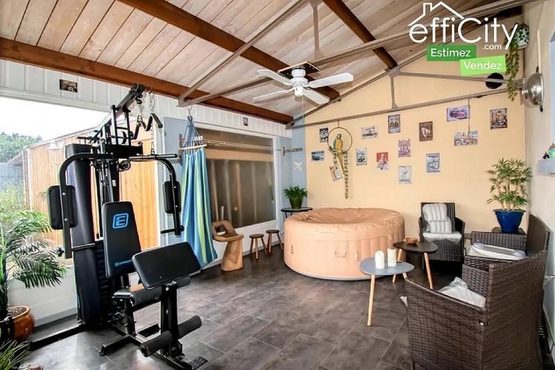 Maison - 220 m² - 8 pièces