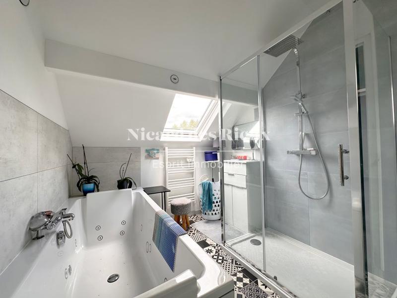 Maison - 201 m² - 7 pièces