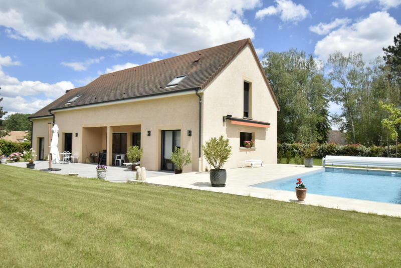 Maison - 210 m² - 7 pièces