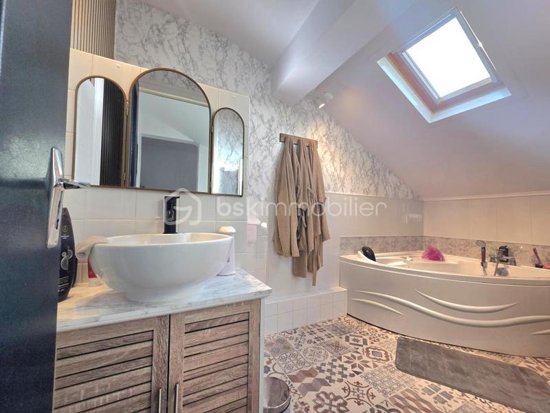 Maison traditionnelle - 210 m² - 6 pièces