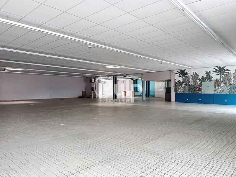 Local commercial - 836 m² - 3 pièces