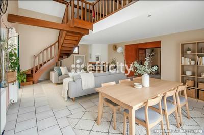 Maison - 201 m² - 9 pièces