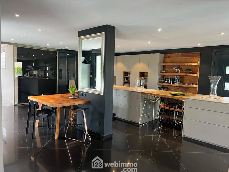 Maison - 730 m² - 10 pièces