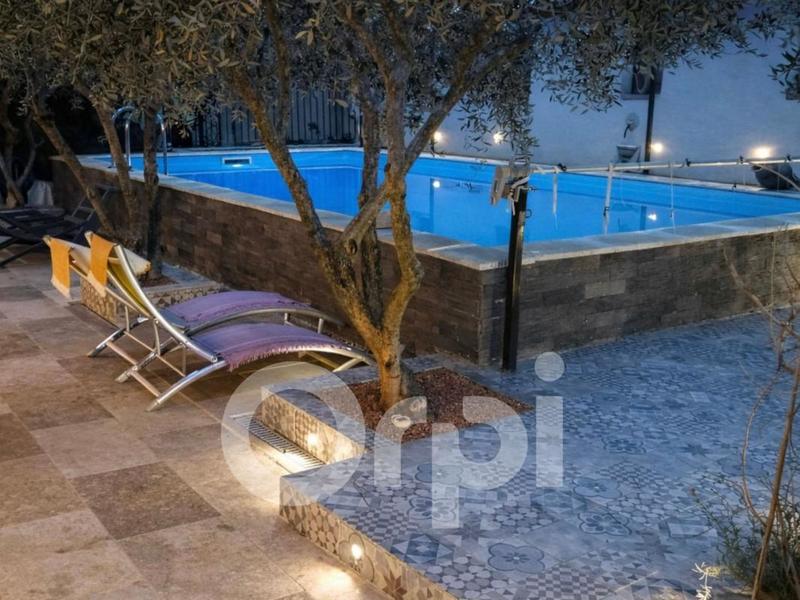 Propriété - 250 m² - 10 pièces