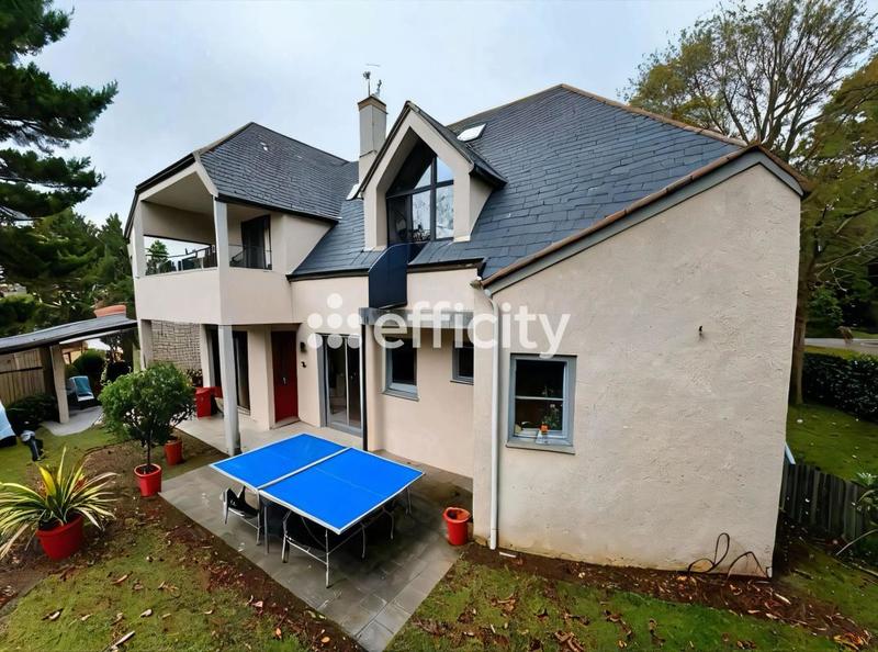 Maison - 236 m² - 7 pièces