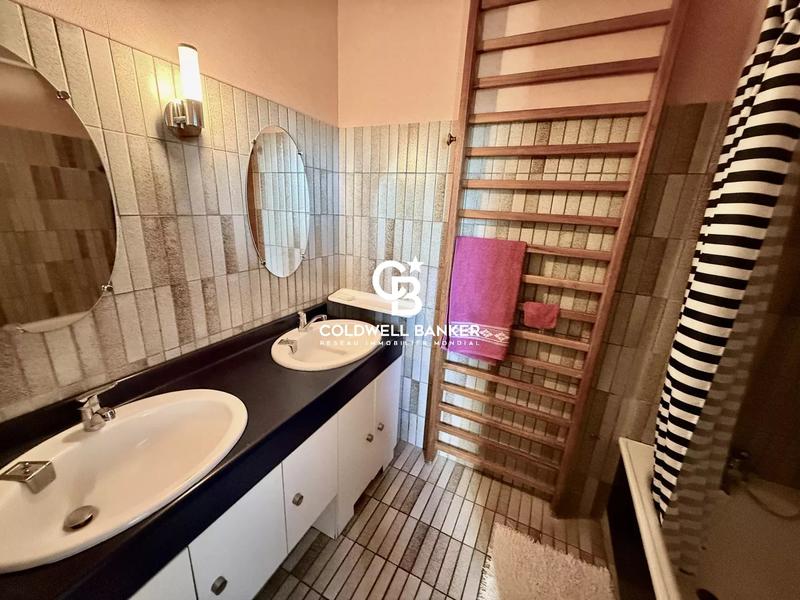 Maison - 250 m² - 7 pièces