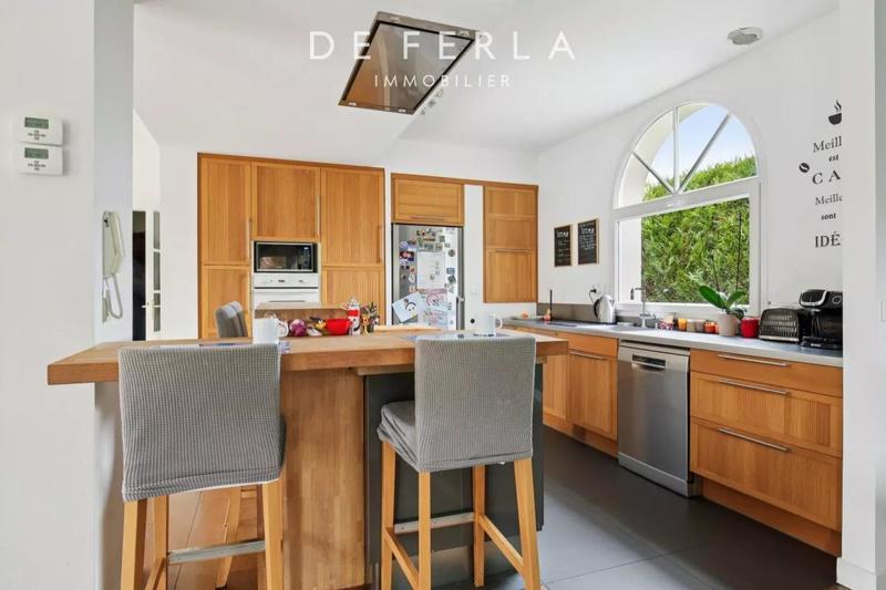 Propriété - 210 m² - 8 pièces