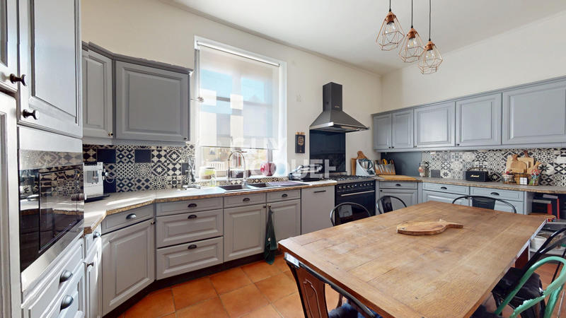 Demeure - 266 m² - 7 pièces