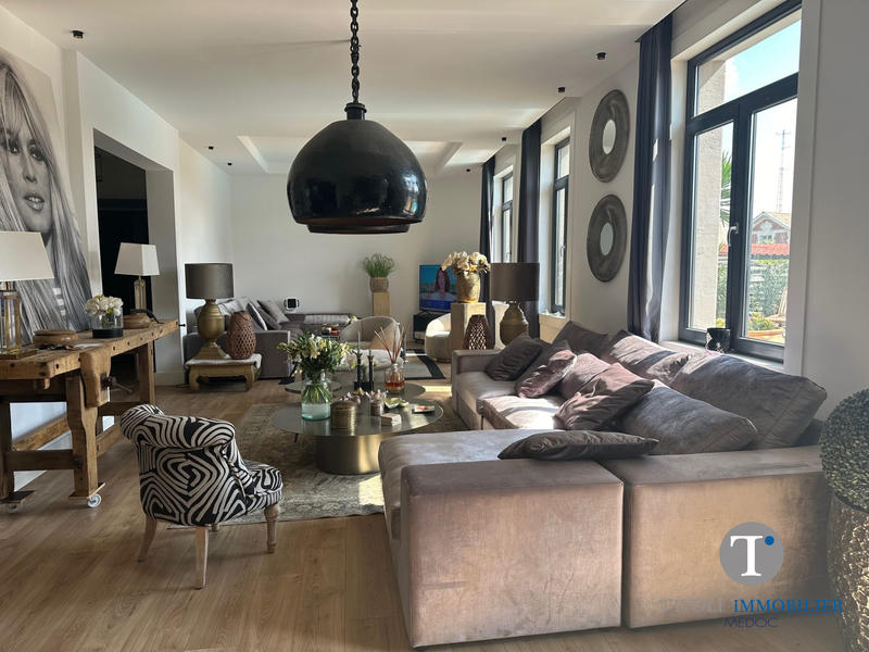 Maison traditionnelle - 267 m² - 9 pièces