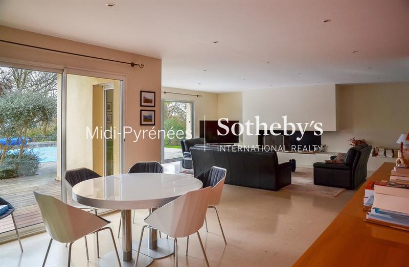 Maison - 230 m² - 6 pièces