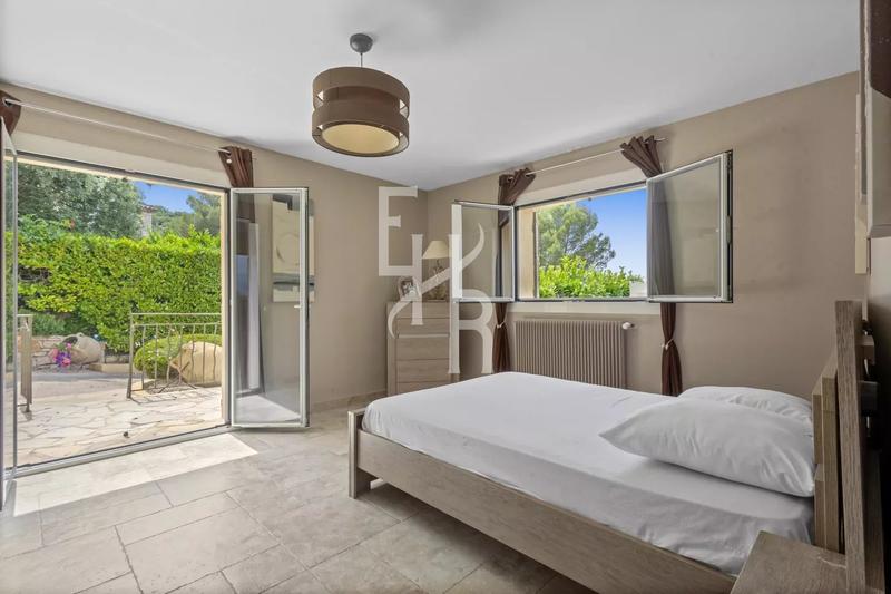 Villa - 255 m² - 8 pièces