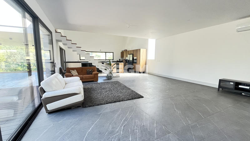 Maison - 246 m² - 5 pièces